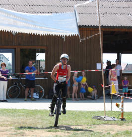 Leonie im Ziel des Crosscountry